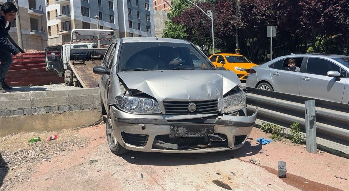 Kocaeli'nin İzmit ilçesinde meydana gelen trafik kazasında 2'si çocuk 5 kişi yaralandı.