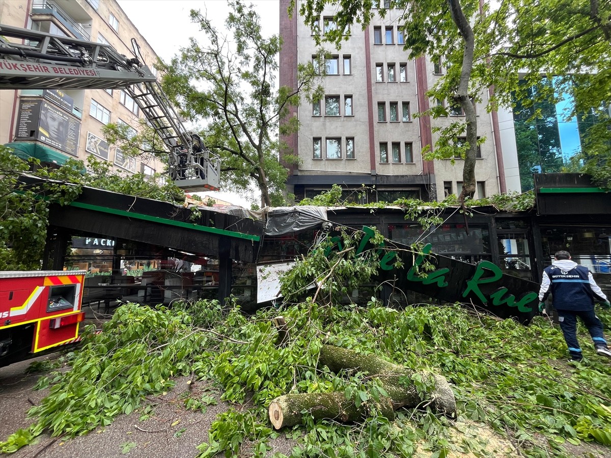 Kocaeli'nin İzmit ilçesinde sağanak ve şiddetli rüzgar hayatı olumsuz etkiledi. Karabaş Mahallesi...