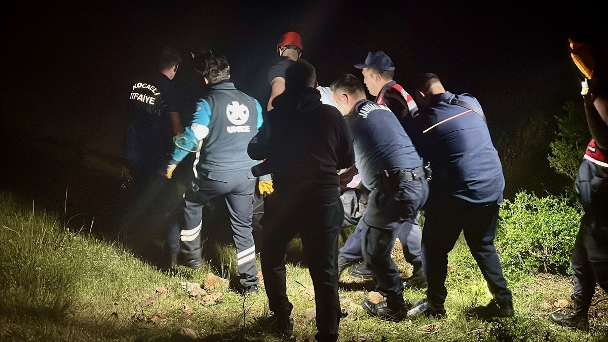  Kocaeli’nin Gebze ilçesinde kuyuda kaçak kazı yaparken zehirlendiği iddia edilen 2 kişi yaşamını...