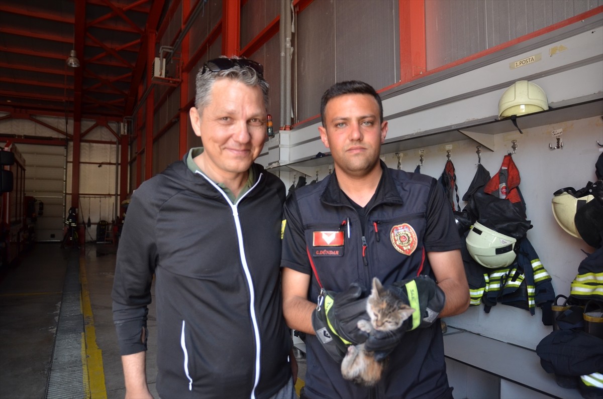 Konya'da, alışveriş merkezi otoparkında arabanın motor kısmına sıkışan kedi yavrusu kurtarıldı....