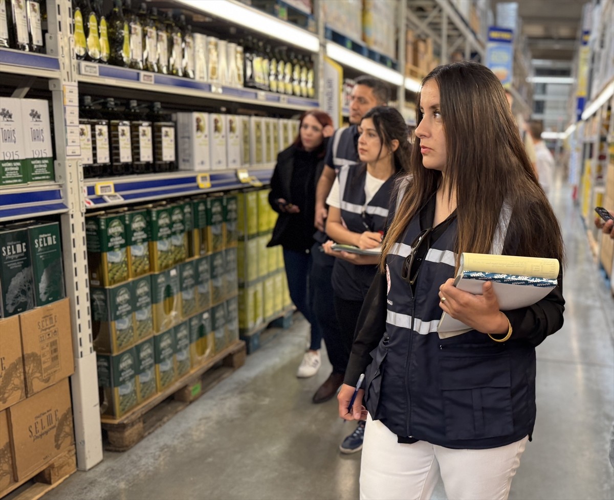 Konya'da Ticaret İl Müdürlüğü ekipleri, Kurban Bayramı öncesinde marketlerde temel gıda ve ihtiyaç...