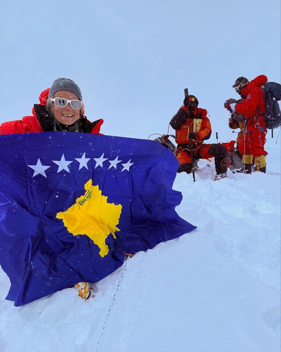 Kosovalı dağcı Uta İbrahimi, dünyanın en yüksek 14 zirvesine tırmanma projesini başarıyla...