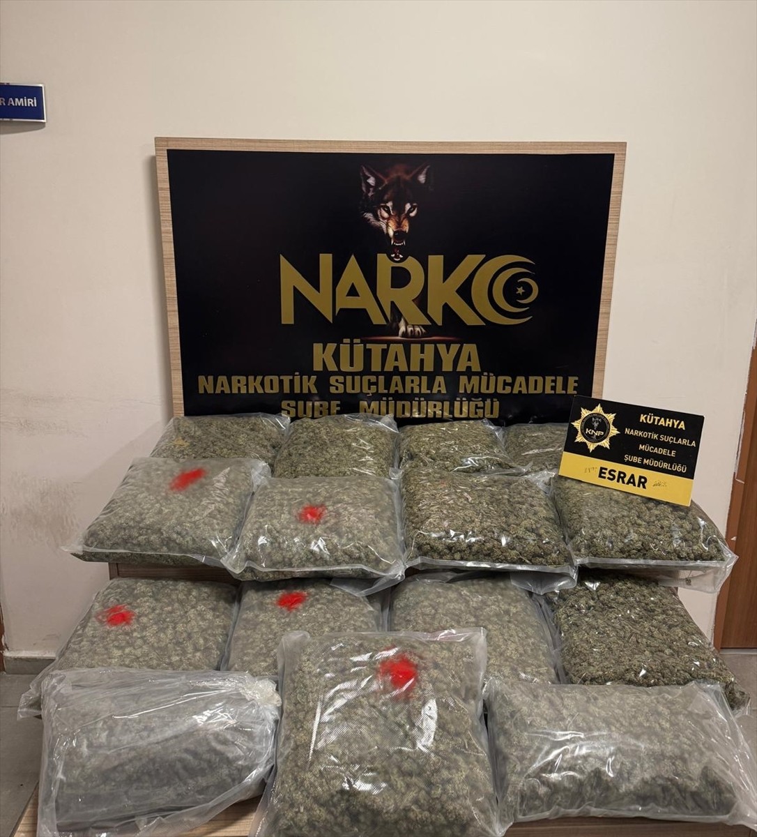  Kütahya'da 15 kilo 840 gram esrar ele geçirilen kamyonun sürücüsü tutuklandı.