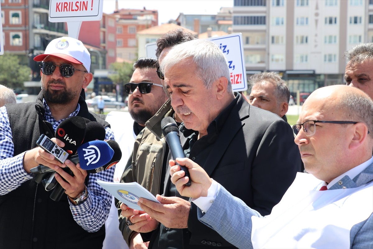 Kütahya'da belediye işçilerinin işten çıkarılması HAK-İŞ'e bağlı Hizmet-İş Sendikası üyelerince...