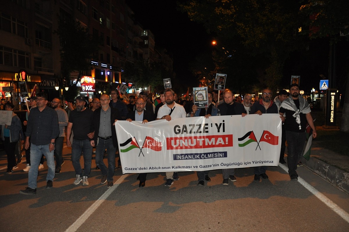 Kütahya'da sivil toplum kuruluşları, Gazze'ye saldırılarını sürdüren İsrail'i protesto etmek ve...