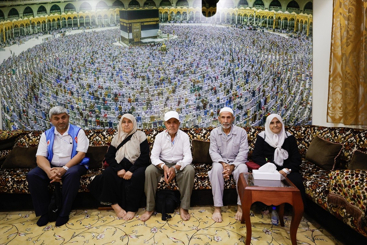 Kutsal topraklara Bursa’dan gelen ve 25 yıldır küs olan iki komşu, Diyanet İşleri Başkanlığı...