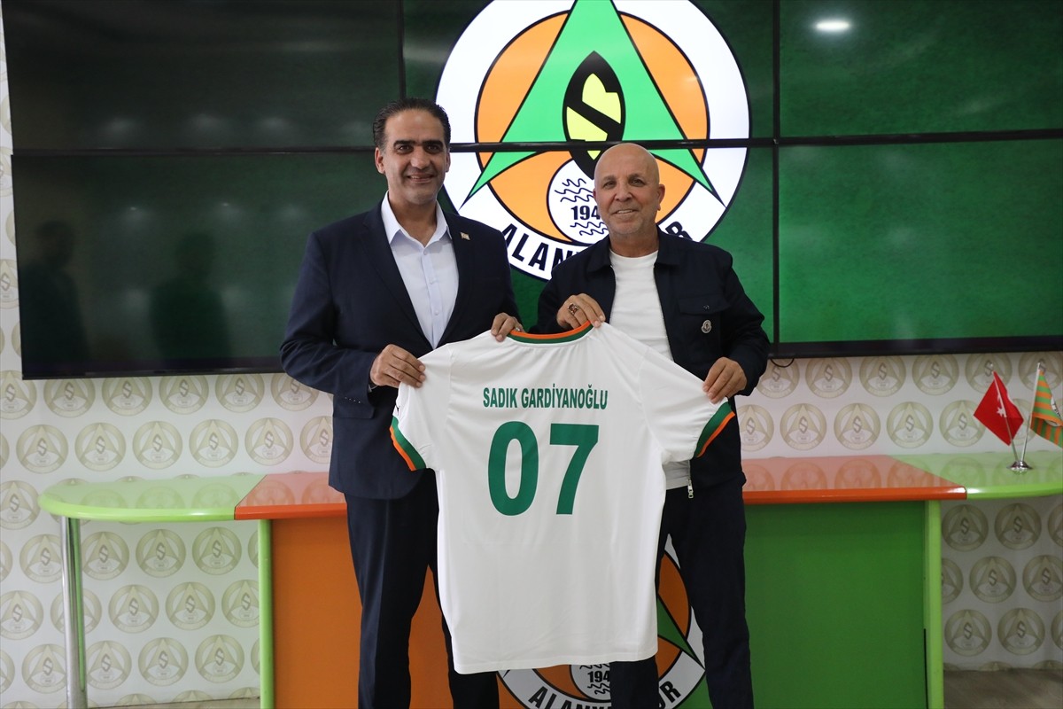 Kuzey Kıbrıs Türk Cumhuriyeti (KKTC) Çalışma ve Sosyal Güvenlik Bakanı Sadık Gardiyanoğlu, babası...