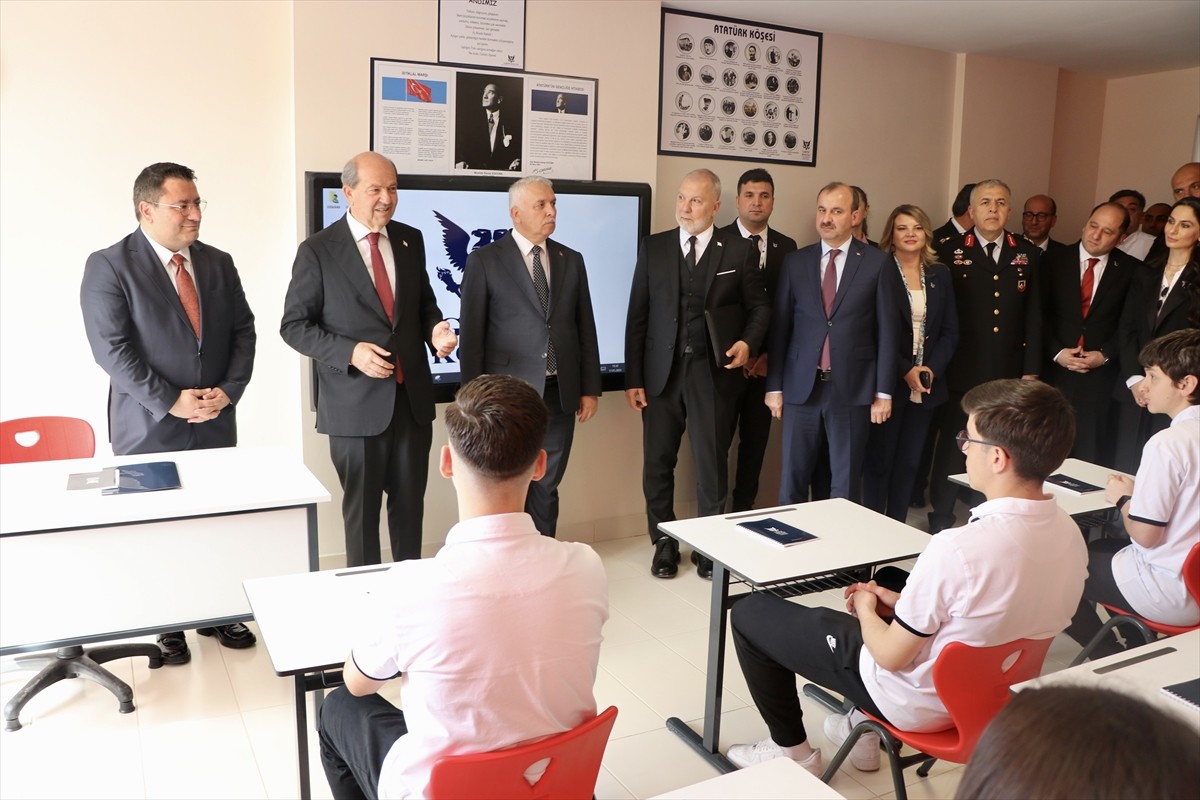 Kuzey Kıbrıs Türk Cumhuriyeti (KKTC) Cumhurbaşkanı Ersin Tatar (sol 2), Ortahisar ilçesi Bostancı...