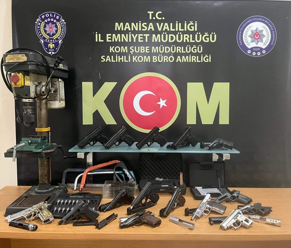 Manisa'nın Salihli ilçesinde iş yeri ve deposunda ruhsatsız silah ve parçaları ele geçirilen...