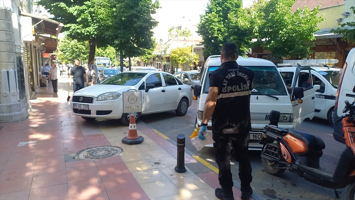 Manisa'nın Şehzadeler ilçesinde, cezaevinde olduğu öğrenilen bir kuyumcunun dükkanını kurşunlayan...