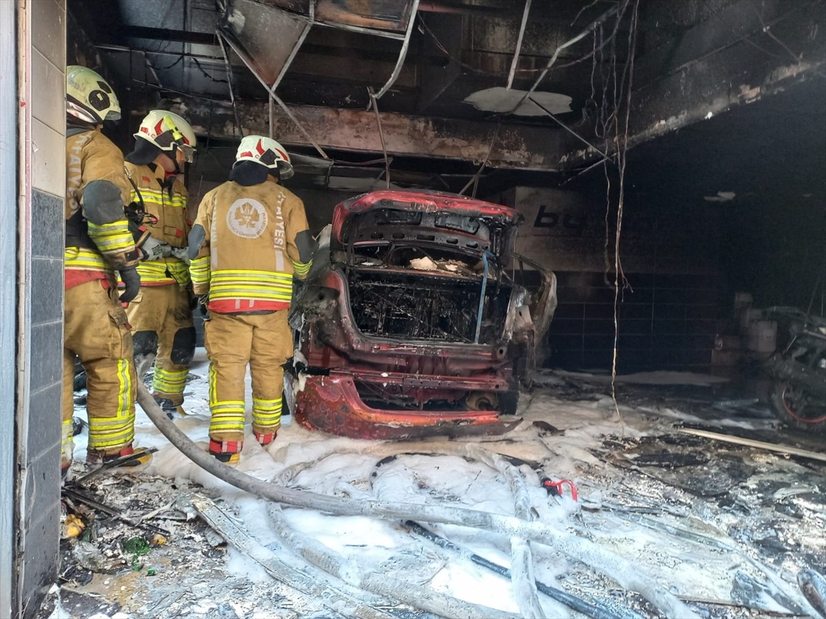 Manisa'nın Şehzadeler ilçesinde oto yıkamacıda çıkan yangında iş yeri sahibi ağır yaralandı....
