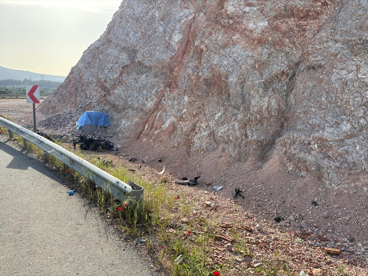Manisa'nın Soma ilçesinde devrilen motosikletteki 1 kişi öldü, 1 kişi yaralandı.