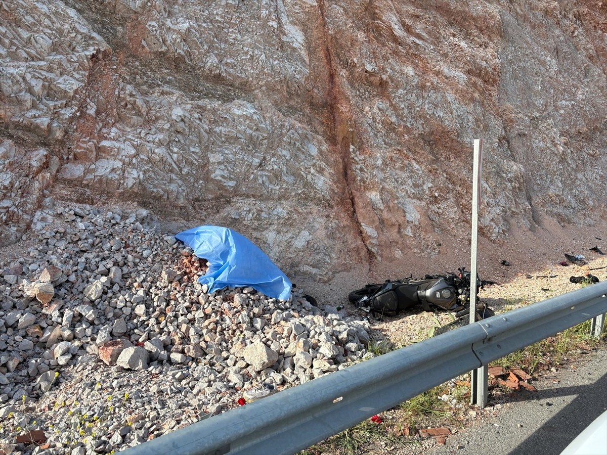 Manisa'nın Soma ilçesinde devrilen motosikletteki 1 kişi öldü, 1 kişi yaralandı.