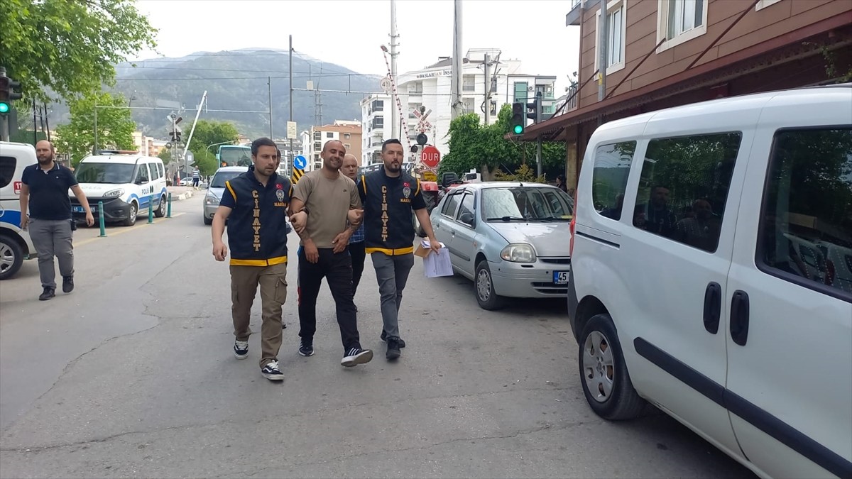 Manisa'nın Yunusemre ilçesinde, sokakta park halinde bulunan 13 araca zarar verdiği iddia edilen...