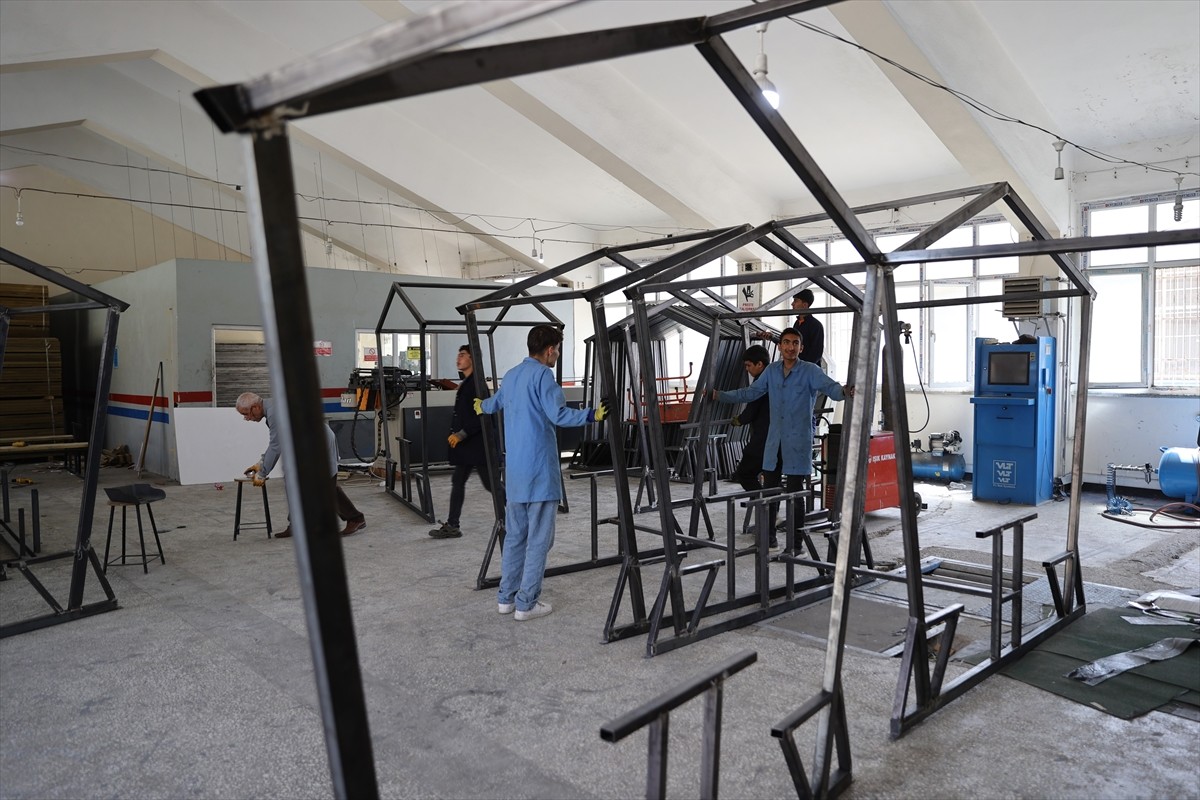 Mardin'in Kızıltepe ilçesindeki Mimar Sinan Mesleki ve Teknik Anadolu Lisesi öğrencileri...