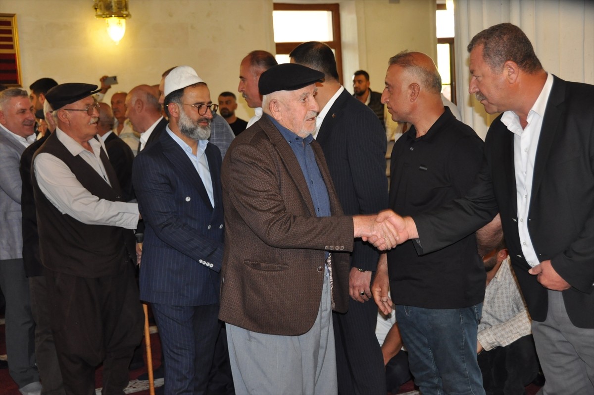 Mardin'in merkez Artuklu ilçesinde aralarında husumet bulunan iki aile barıştırıldı. İlçede 14 yıl...