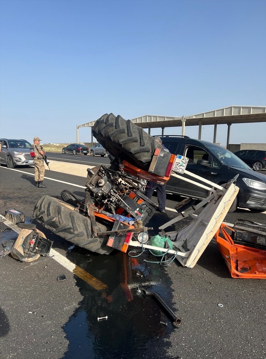 Mardin'in Midyat ilçesinde otomobille traktörün çarpıştığı kazada 3 kişi yaralandı.