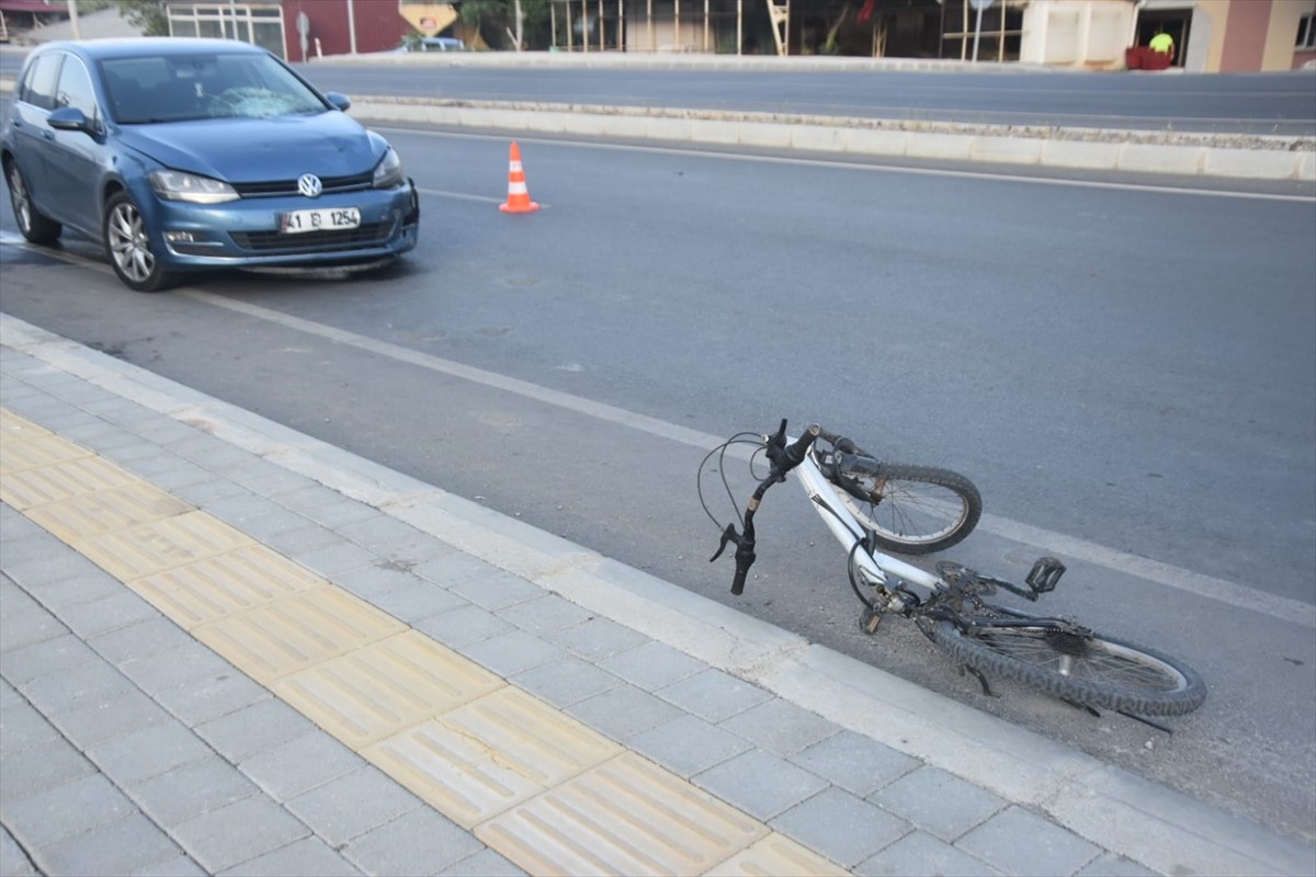 Mersin'in Bozyazı ilçesinde otomobilin çarptığı bisikletli çocuk ağır yaralandı.