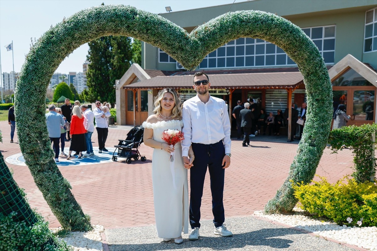 Mersin'in merkez Yenişehir ilçesinde dünyaevine "05.05.2025"te girmek isteyen çiftler, nikah...
