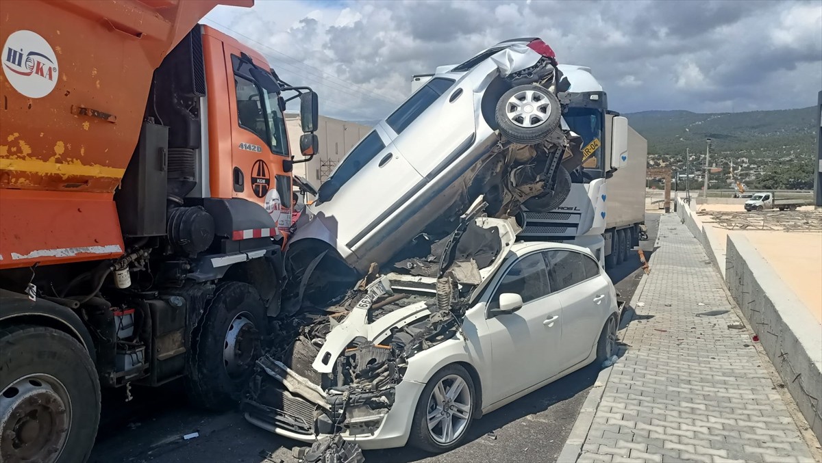 Mersin'in Silifke ilçesinde sürücüsünün kontrolünden çıkan kamyon, organize sanayi bölgesi...
