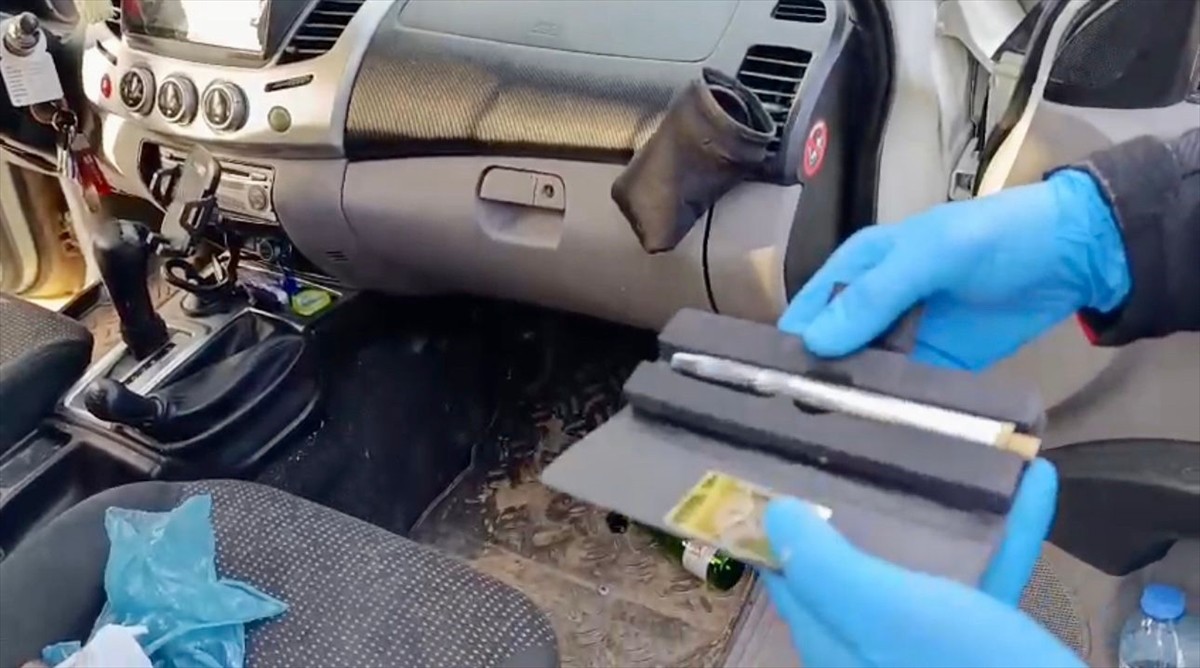 Mersin'in Toroslar ilçesinde, biri kalem görünümlü 3 ruhsatsız tabanca ele geçirildi, gözaltına...