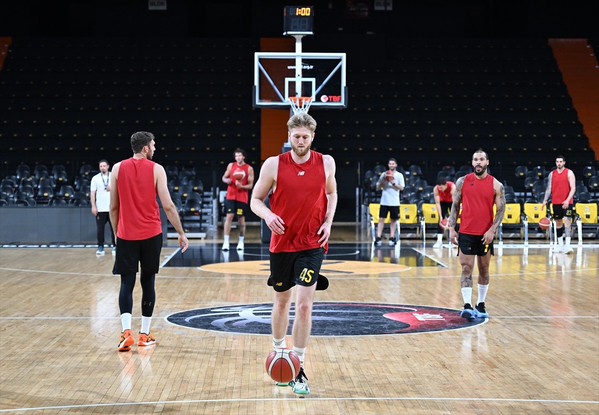 Mersin Spor, Türkiye Sigorta Basketbol Süper Ligi'nin play-off çeyrek finalinde Anadolu Efes ile...