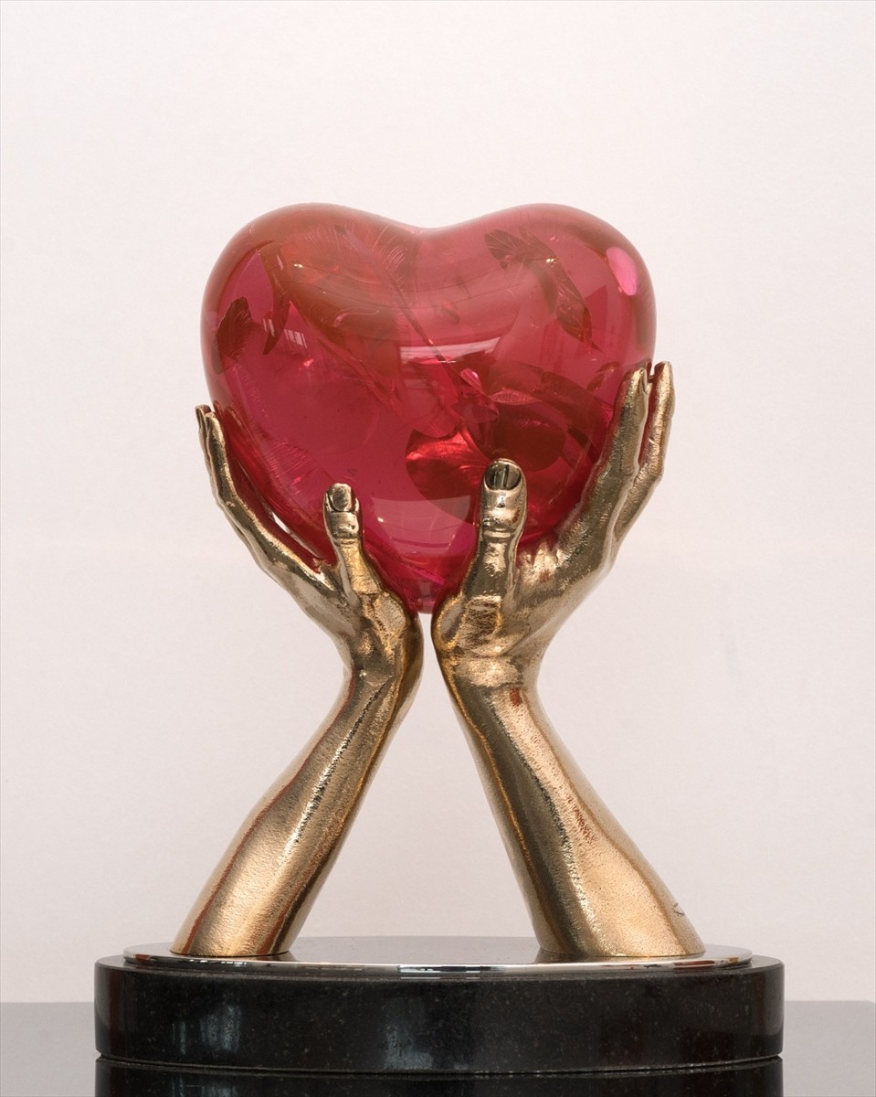 Miart Gallery London, İstanbul'daki iki yeni galerisinin açılışını ünlü heykeltıraş Lorenzo...