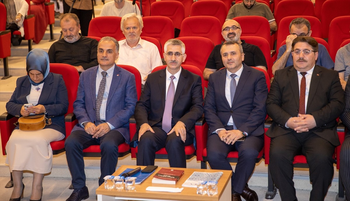 Milli Eğitim Bakan Yardımcısı Nazif Yılmaz (sol 3), Sakarya Üniversitesi (SAÜ) İlahiyat...