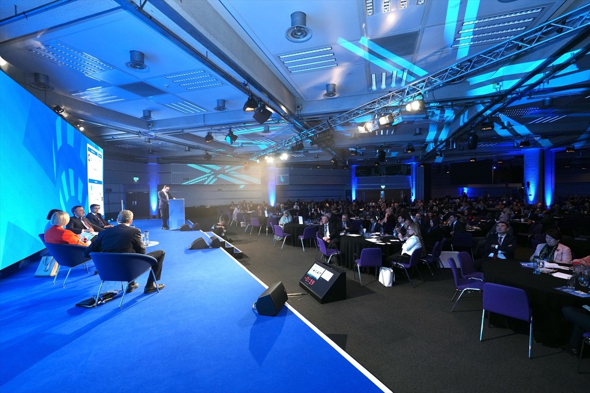 Milli Eğitim Bakanı Yusuf Tekin, İngiltere programı kapsamında dünyanın en büyük eğitim bakanları...