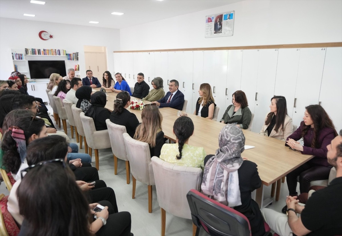 Milli Eğitim Bakanı Yusuf Tekin, İstanbul programı kapsamında Atatürk İlkokulu'nu ziyaret ederek...