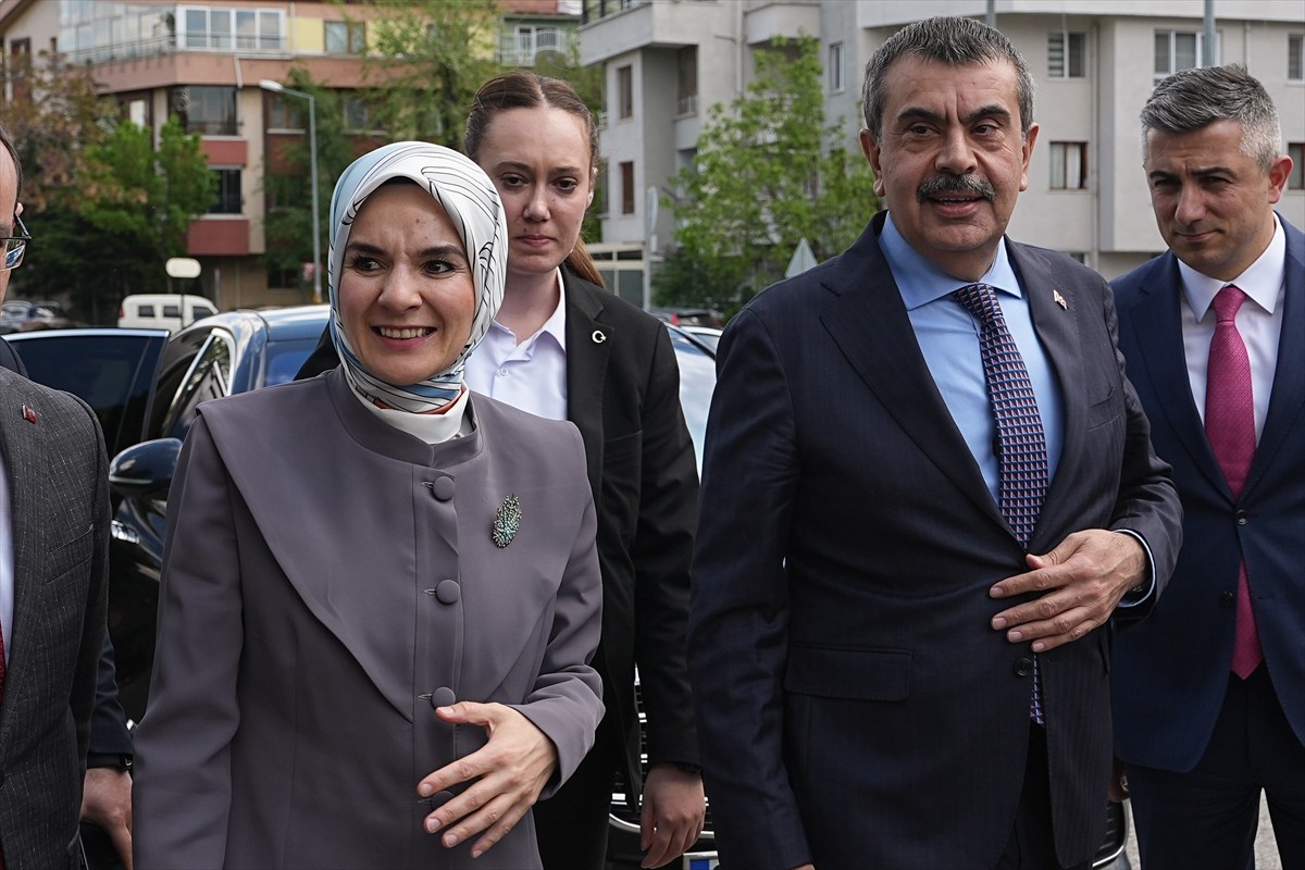Milli Eğitim Bakanı Yusuf Tekin (sağda) ile Aile ve Sosyal Hizmetler Bakanı Mahinur Özdemir Göktaş...
