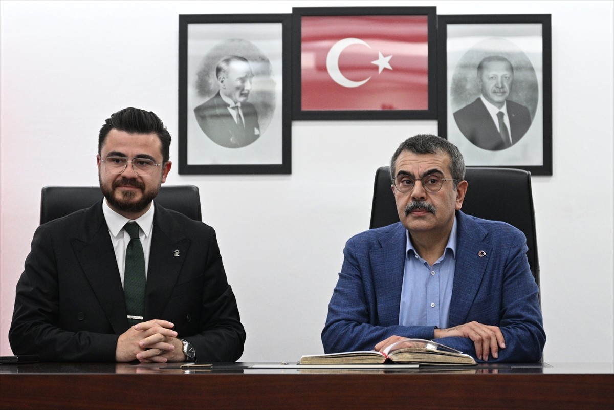 Milli Eğitim Bakanı Yusuf Tekin (sağda), Kayseri'deki programları kapsamında AK Parti İl Başkanı...
