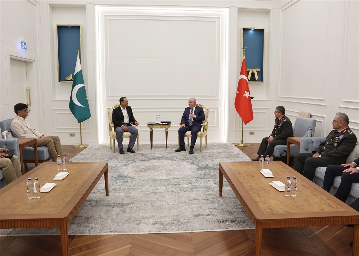 Milli Savunma Bakanı Yaşar Güler, Pakistan Kara Kuvvetleri Komutanı Mareşal Syed Asım Munir ile...