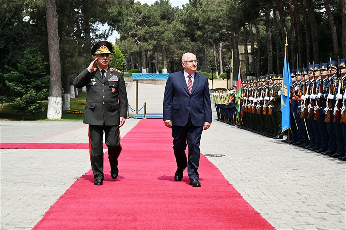 Milli Savunma Bakanı Yaşar Güler (sağda), resmi temaslarda bulunmak için geldiği Azerbaycan'da...