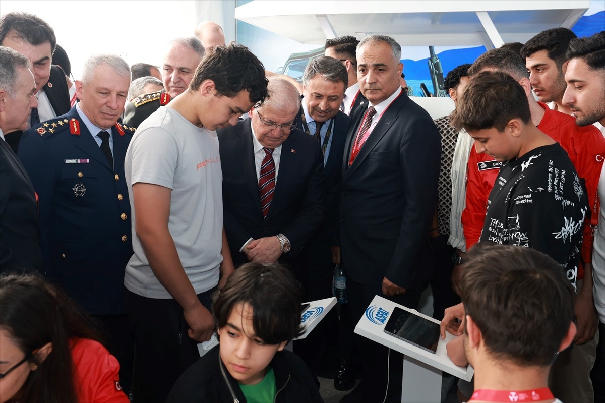 Milli Savunma Bakanı Yaşar Güler, TEKNOFEST KKTC'de gençlerle buluştu. Güler, Genelkurmay Başkanı...