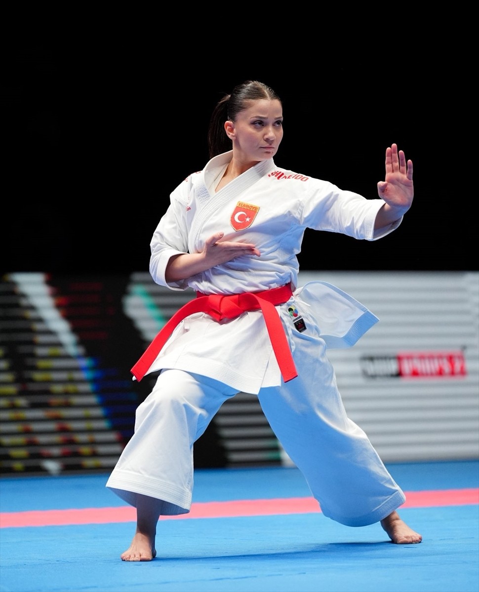 Milli sporcu Enes Özdemir, Ermenistan'da düzenlenen Avrupa Büyükler Karate Şampiyonası'nda kata...