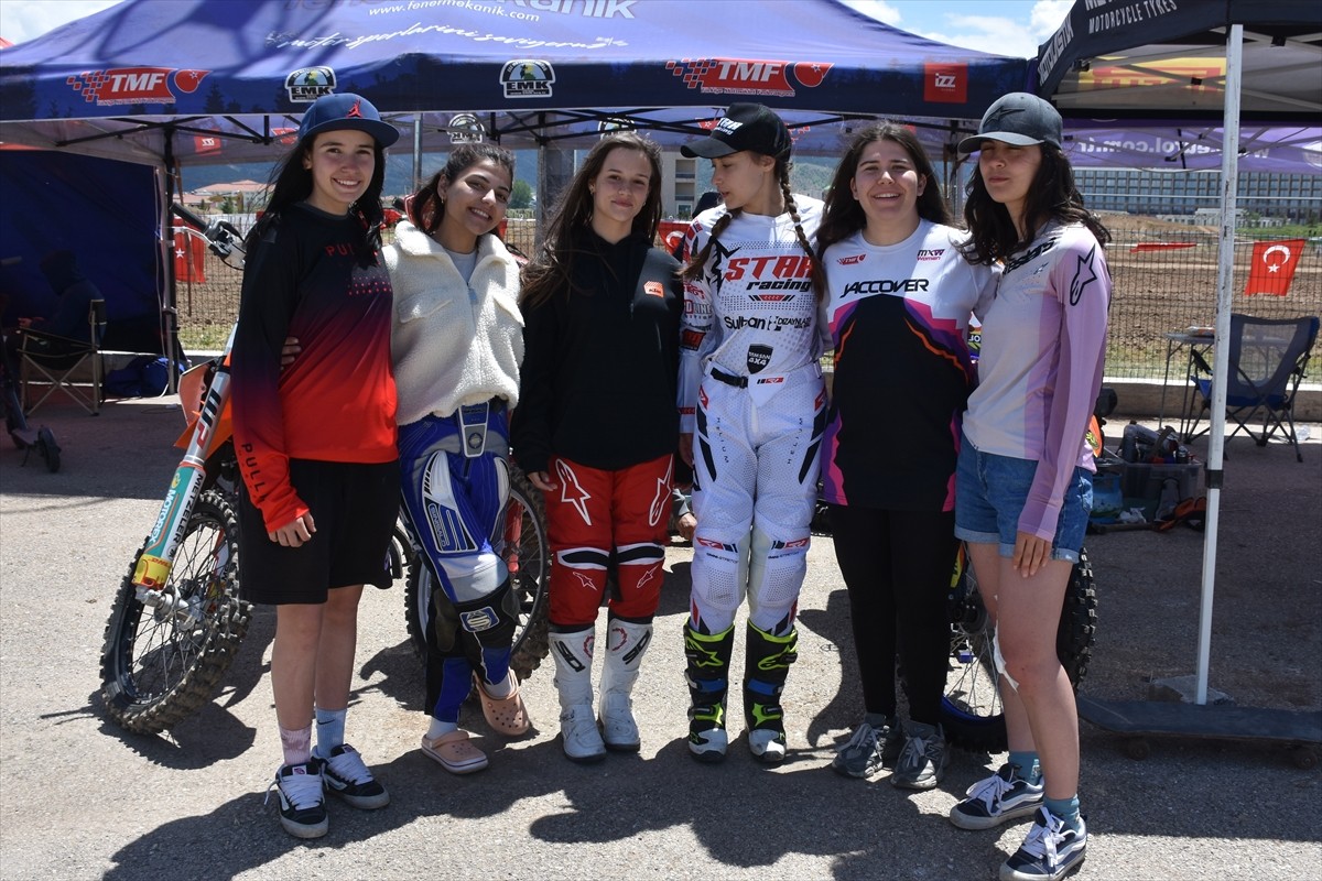 Motokros yarışlarına katılan 6 genç kız, babalarının yönlendirmesiyle başladıkları bu sporda...