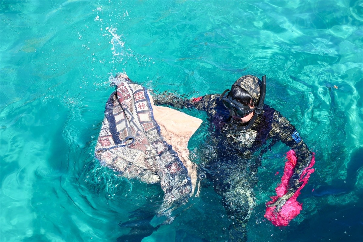 Muğla'nın Bodrum ilçesinde düzenlenen etkinlikte dalgıçlar, deniz dibindeki atıkları çıkardı....