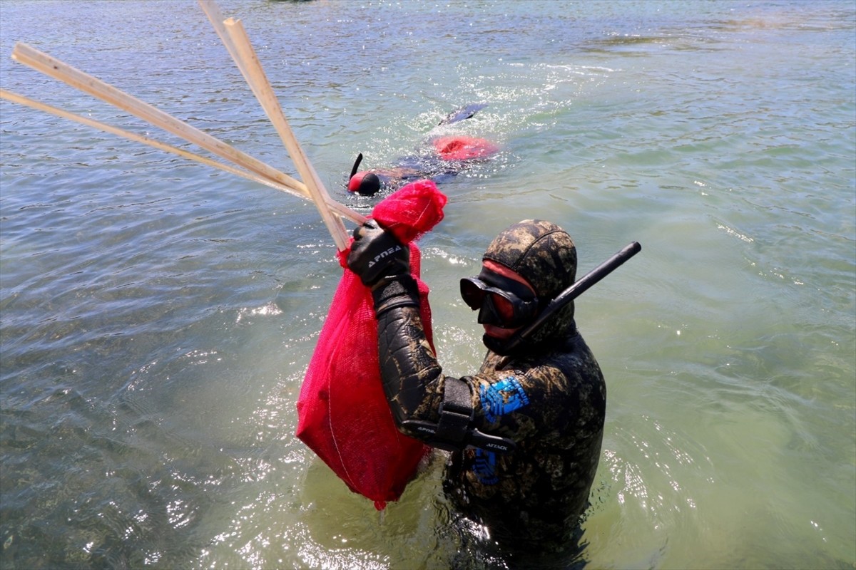 Muğla'nın Bodrum ilçesinde düzenlenen etkinlikte dalgıçlar, deniz dibindeki atıkları çıkardı....