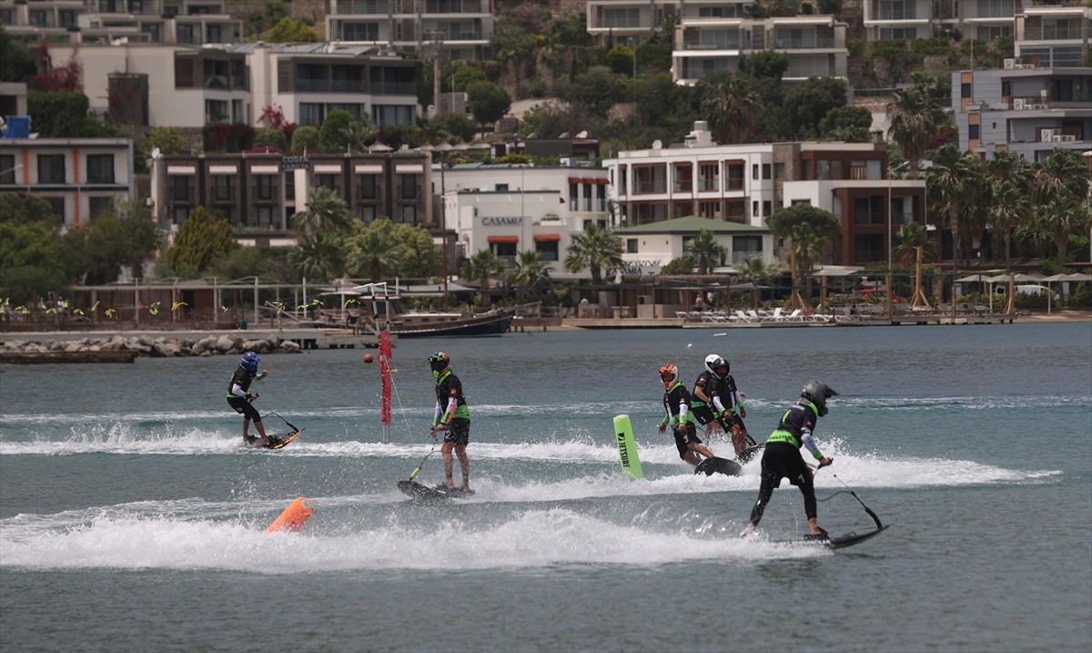 Muğla'nın Bodrum ilçesinde düzenlenen Türkiye Su Jeti, Flyboard ve Motosurf Şampiyonası'nda...