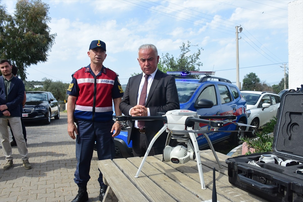 Muğla'nın Bodrum ilçesinde jandarma ekipleri orman yangınlarına karşı havadan denetimlerini...