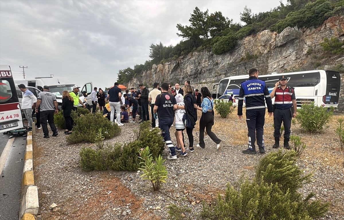 Muğla'nın Bodrum ilçesinde servis minibüsü ile otomobilin çarpışması sonucu ilk belirlemelere göre...