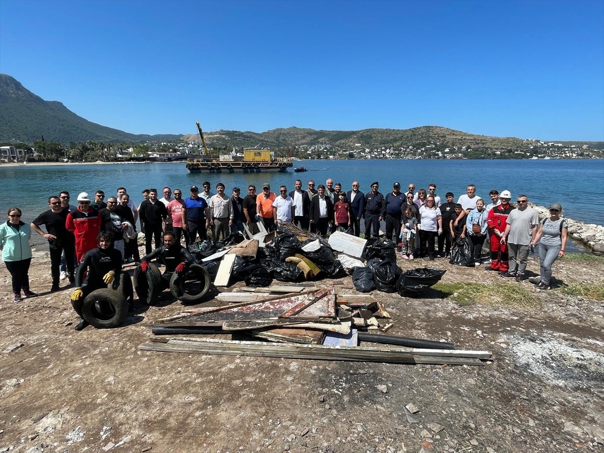 Muğla'nın Bodrum ilçesinde yapılan deniz ve kıyı temizliğinde, yaklaşık 2 ton atık toplandı....