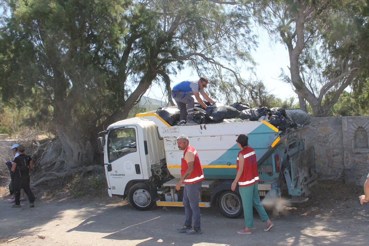 Muğla'nın Datça ilçesindeki tarihi Karia Yolu ve sahillerde çevre temizliği gerçekleştirildi. Çatı...