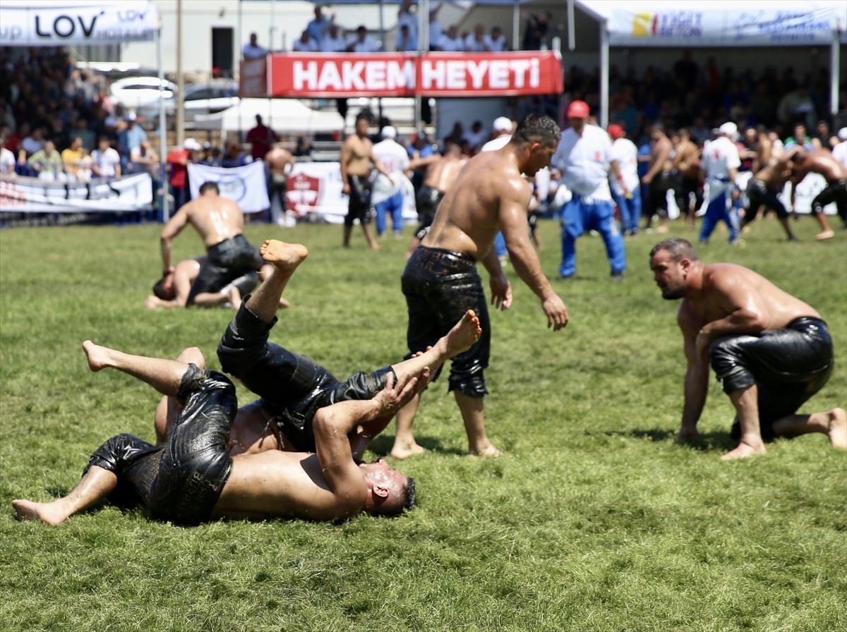 Muğla'nın Fethiye ilçesinde düzenlenen 3. Mustafa Kiremitli Yağlı Güreşleri'nin başpehlivanı...