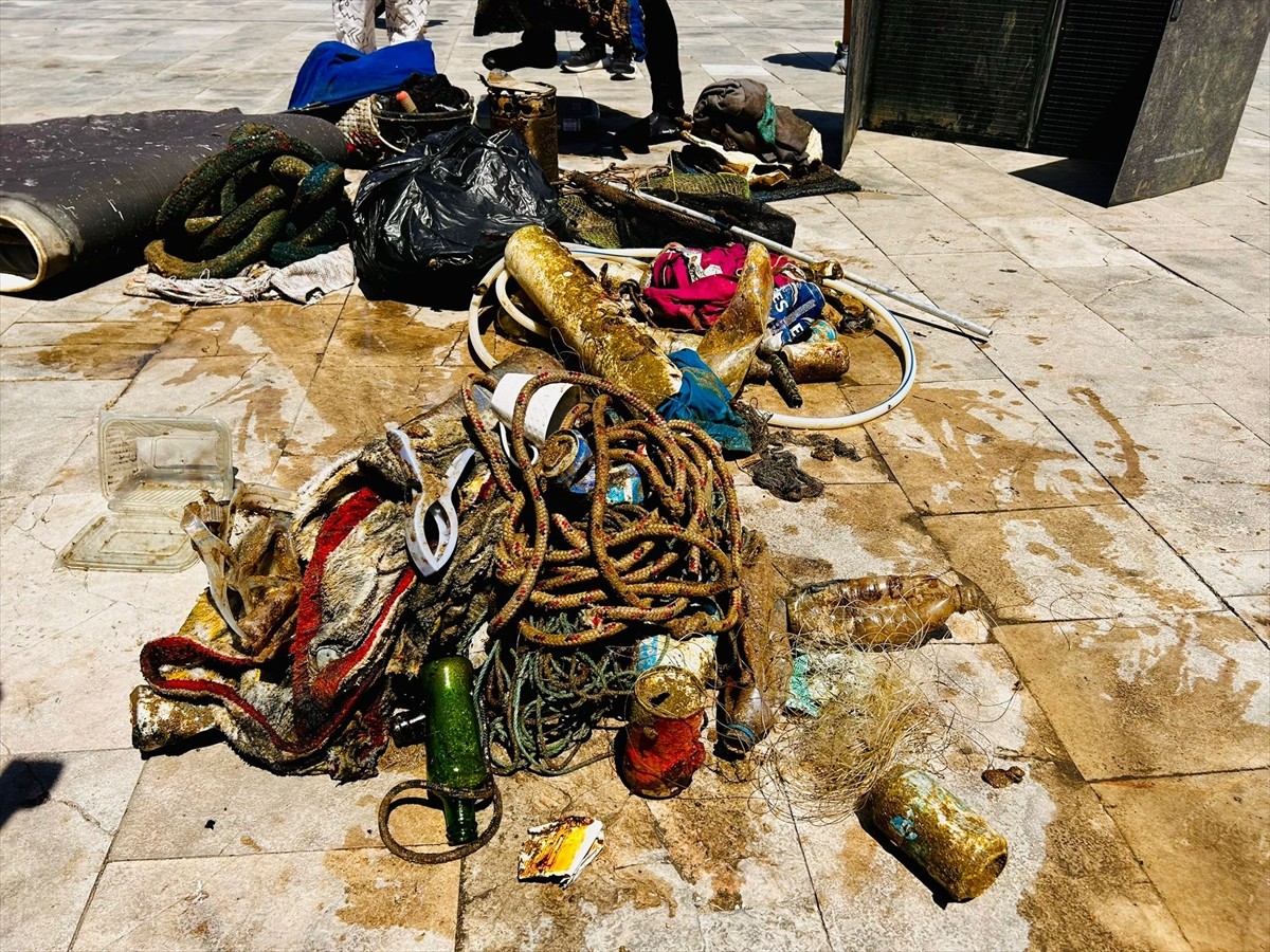 Muğla'nın Fethiye ilçesinde, "Dünya İklim Günü" dolayısıyla düzenlenen etkinlikte dalgıçlar, deniz...