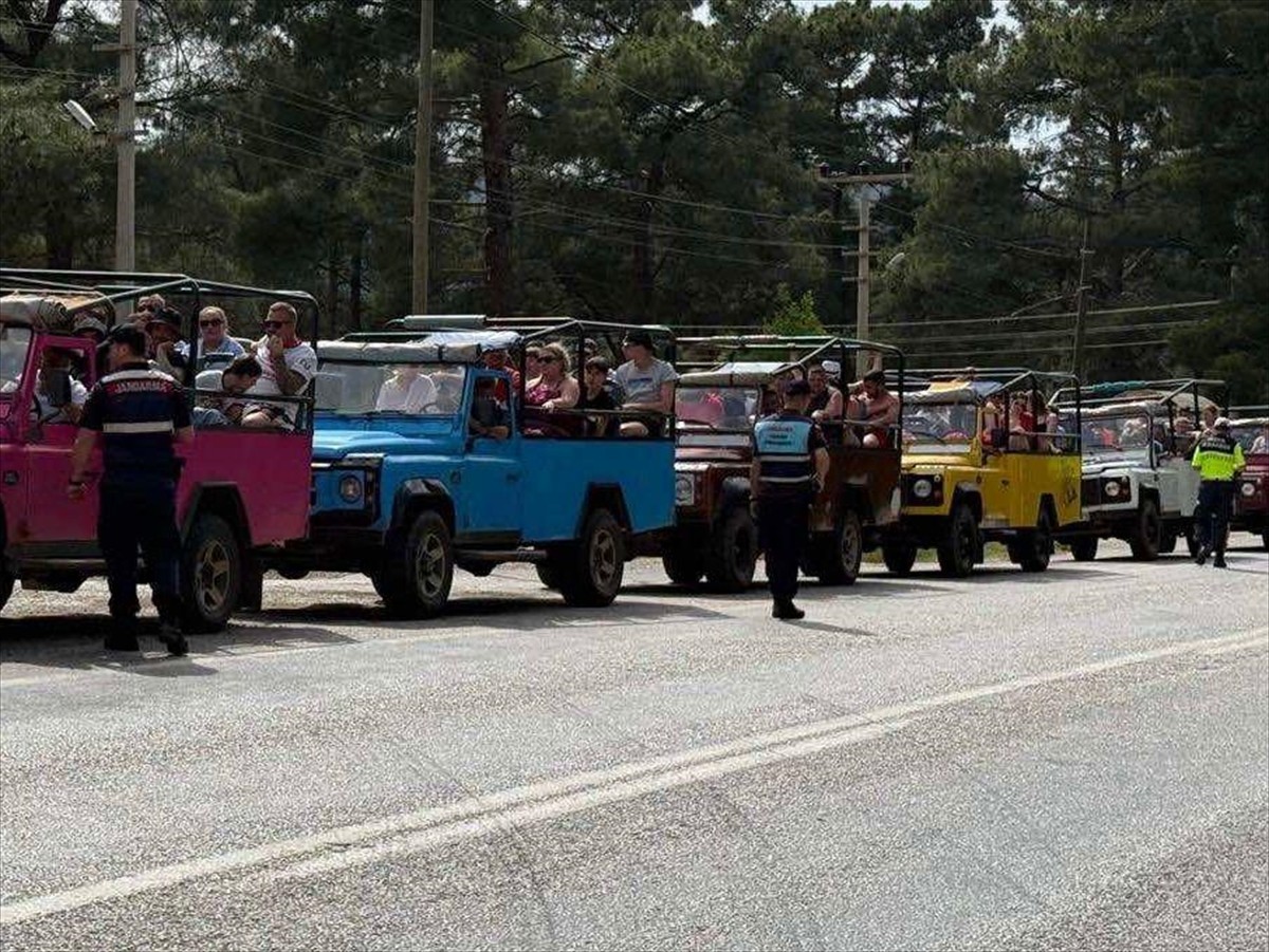 Muğla'nın Marmaris ilçesinde İl Jandarma Trafik ekipleri, cip safari turlarına katılan araçlara...