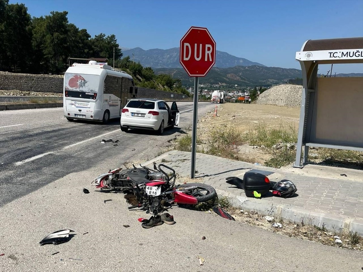 Muğla'nın Seydikemer ilçesinde otomobille çarpışan motosiklet sürücüsü yaşamını...