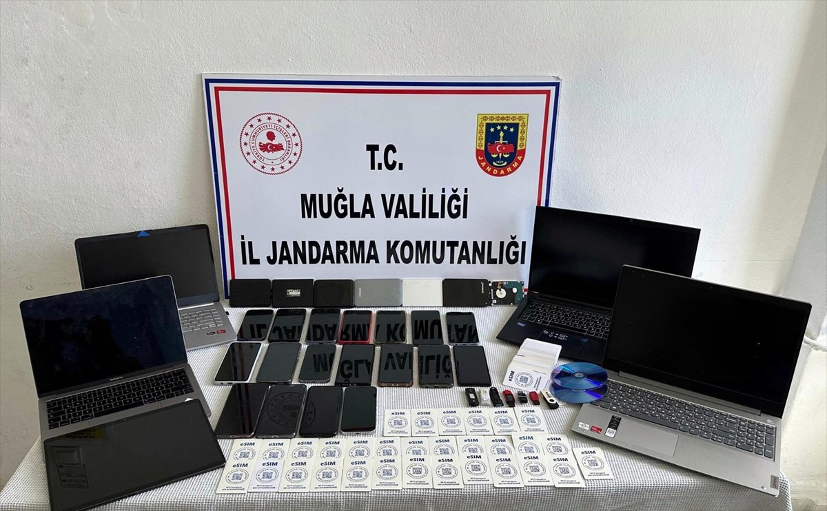Muğla merkezli 6 ilde düzenlenen dolandırıcılık operasyonunda gözaltına alınan 15 şüpheliden 12'si...