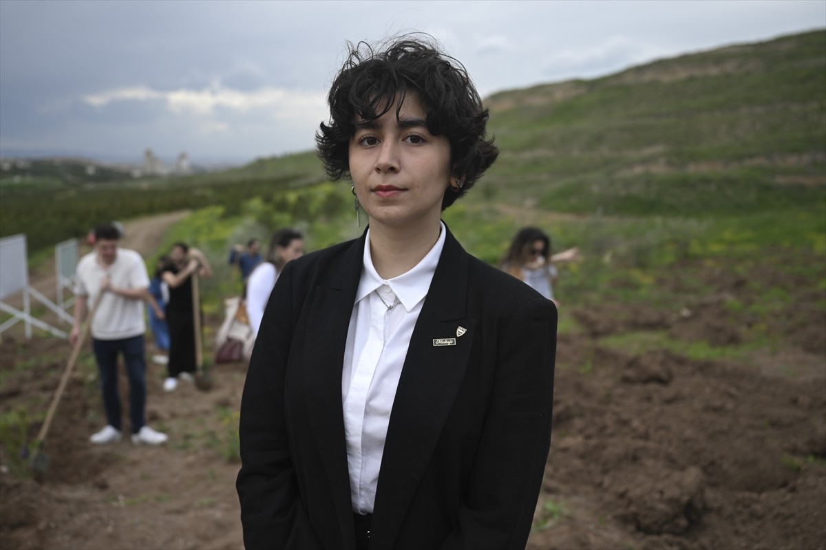 Mülkiyeliler Birliği üyeleri, şiddete uğrayan kadınlar anısına başkentte 2 bin fidan dikti. Ankara...